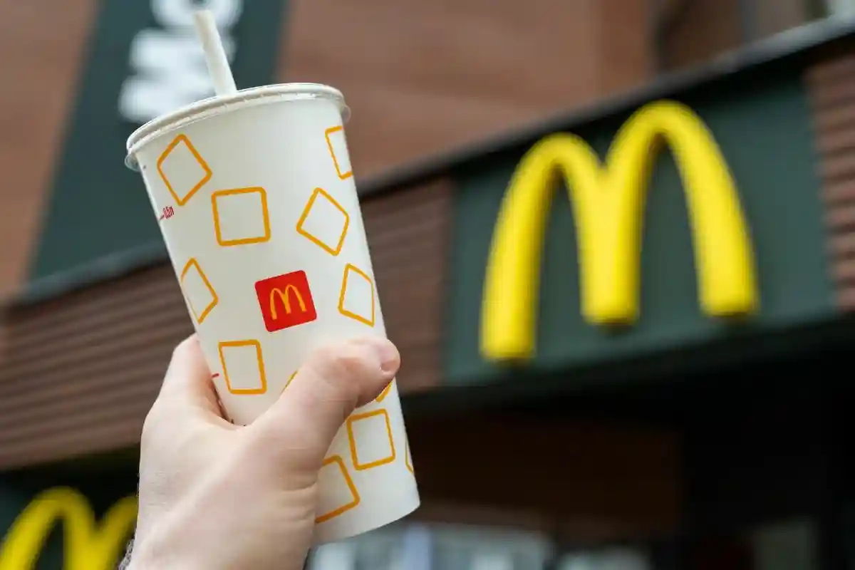 новый логотип Макдональдса в России