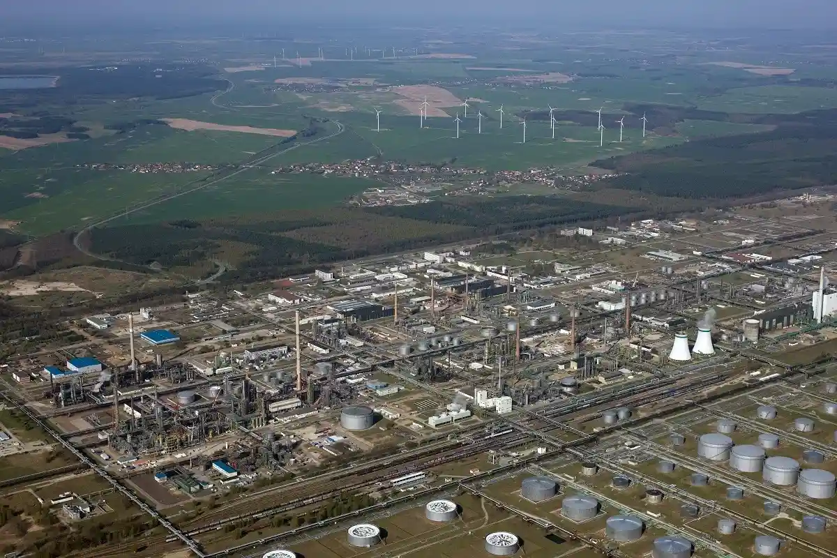 Нефтеперерабатывающий завод в Шведте