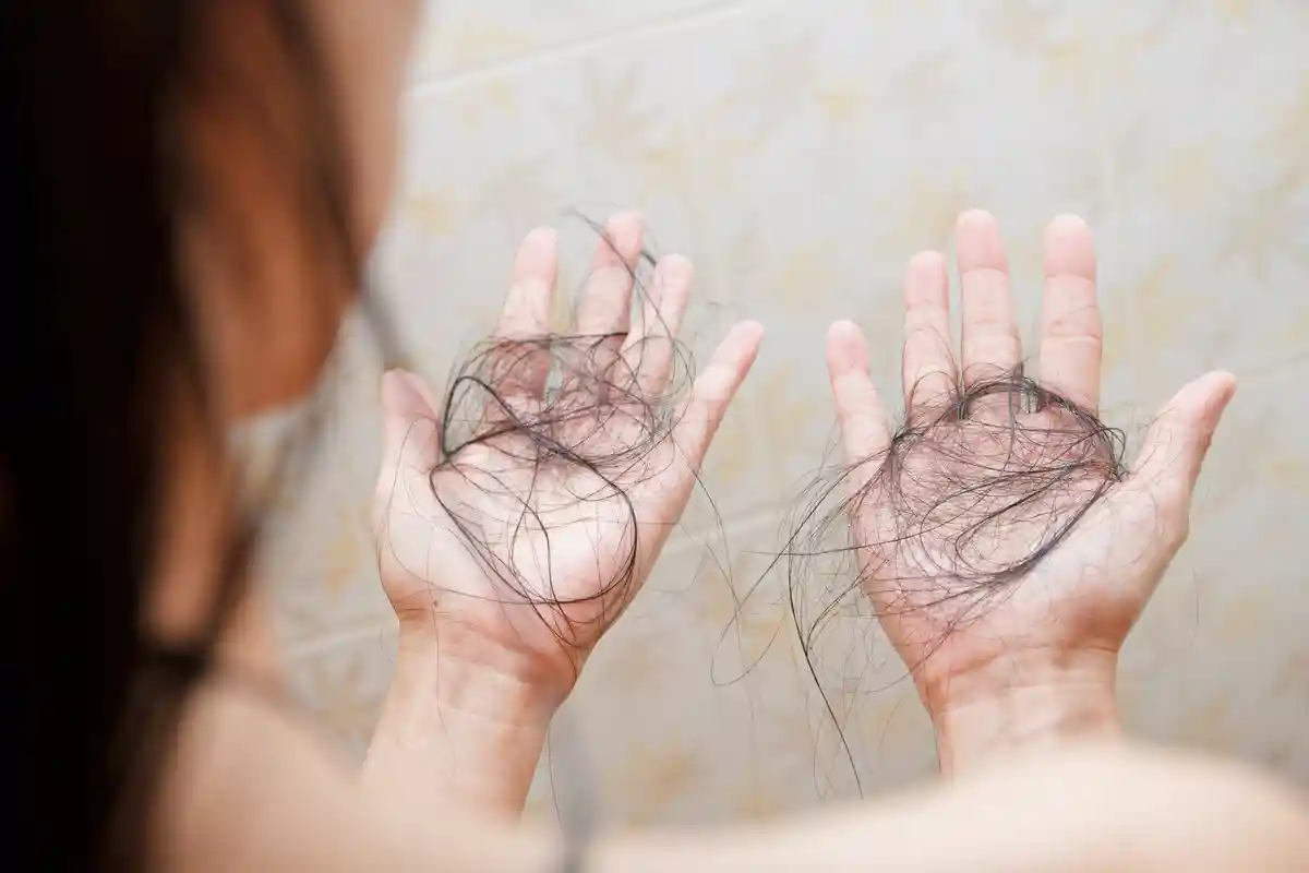 Потеря волос после коронавируса: что поможет