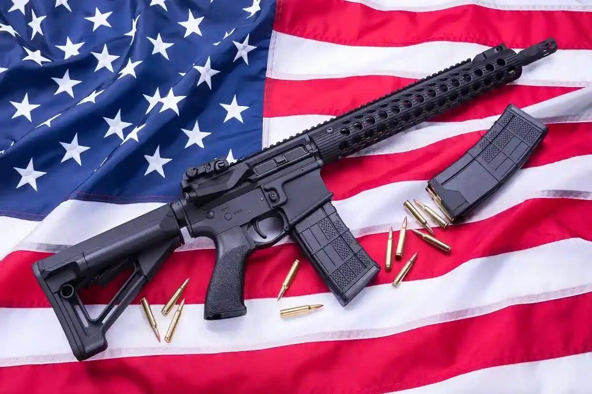 Та самая винтовка AR-15, после стрельбы из которой штат Техас обязал школьников носить бронежилеты в школу. Фото: Mendenhall Olga / shutterstock.com