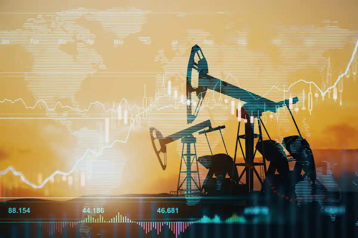 На фоне проблем с поставками растут цены на нефть. Фото: Golden Dayz / Shutterstock.com
