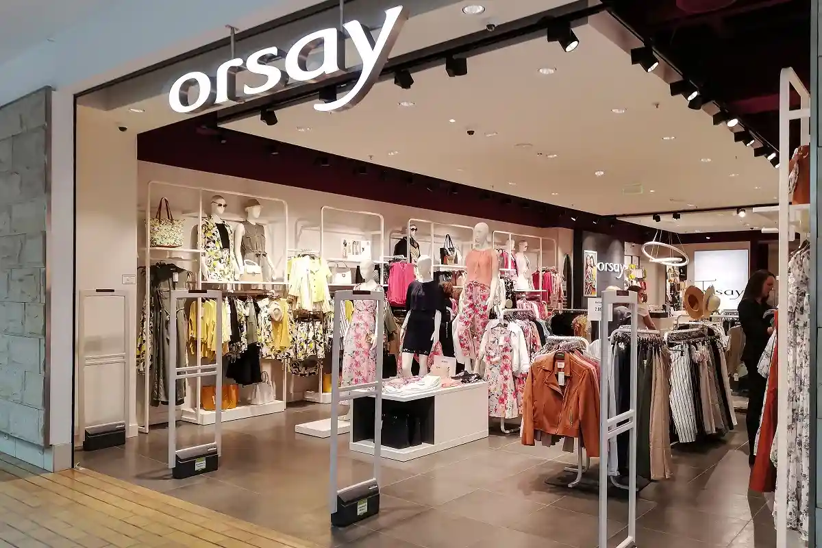 Популярная сеть магазинов модной одежды Orsay закроет свои филиалы в конце июня.
