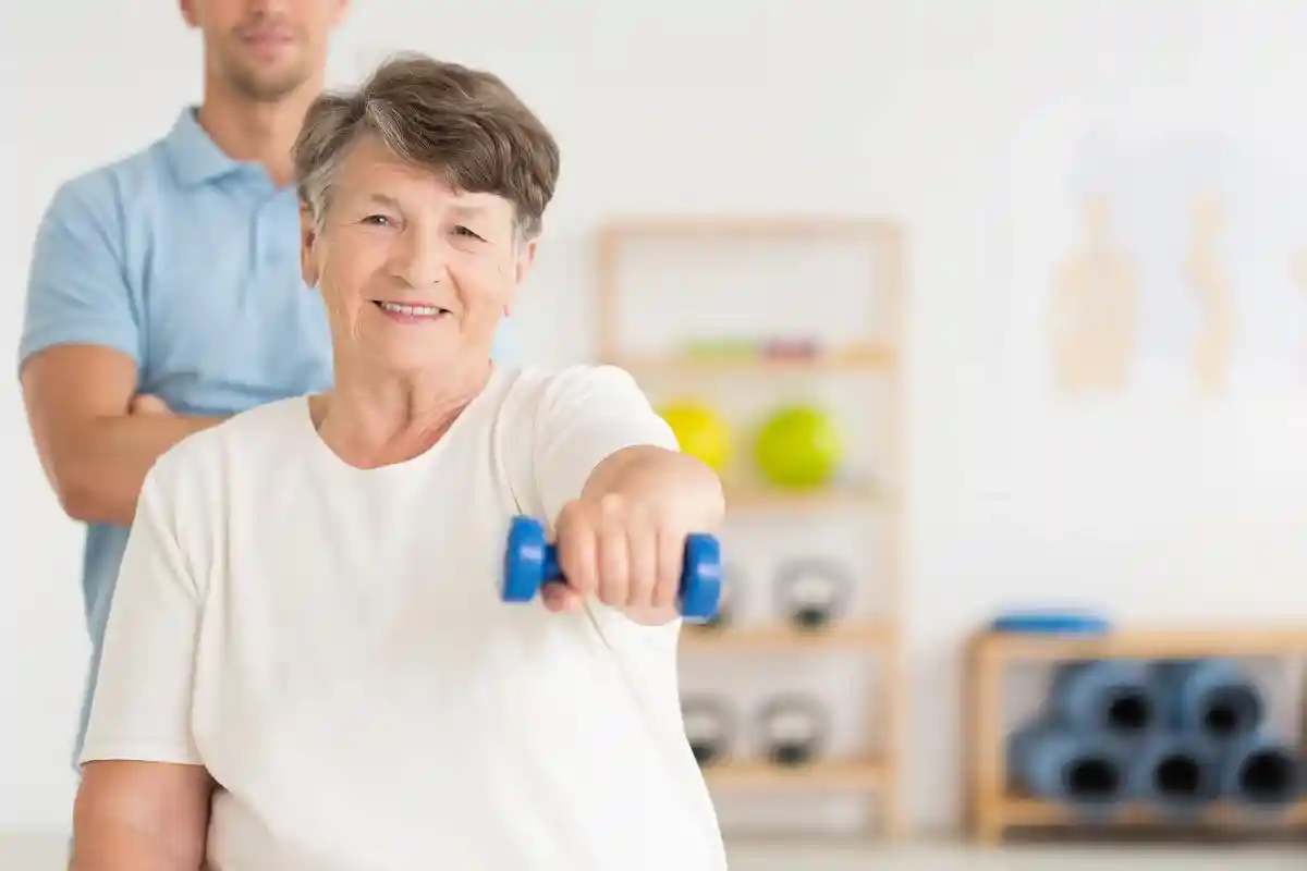 Физические упражнения - один из эффективных способов укрепления костей.