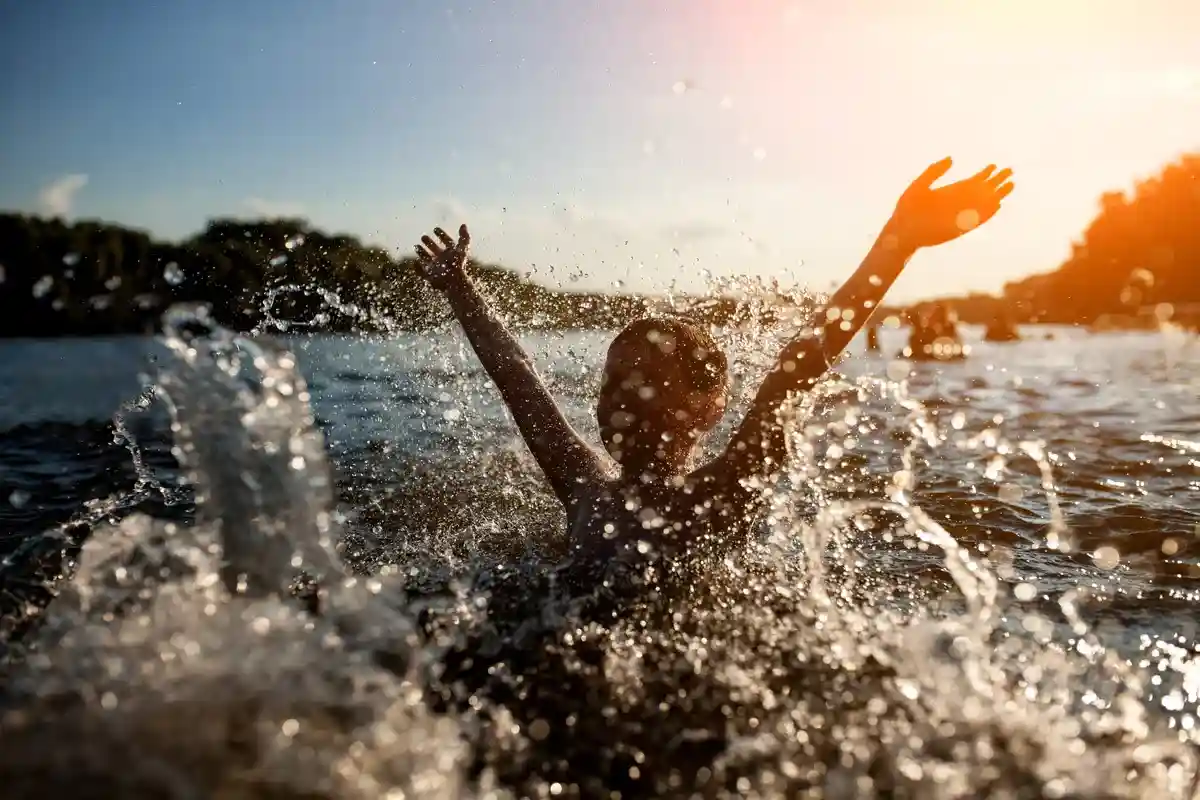 Эксперты призвали к осторожности во время купания в жаркую погоду. Фото: Goami / Shutterstock.com