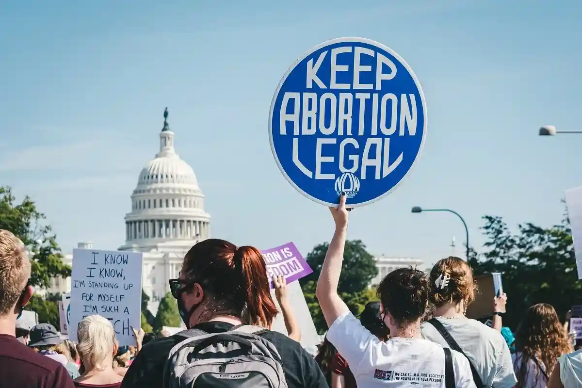 В США проходят митингу за легализацию абортов. Фото: Gayatri Malhotra / unsplash.com