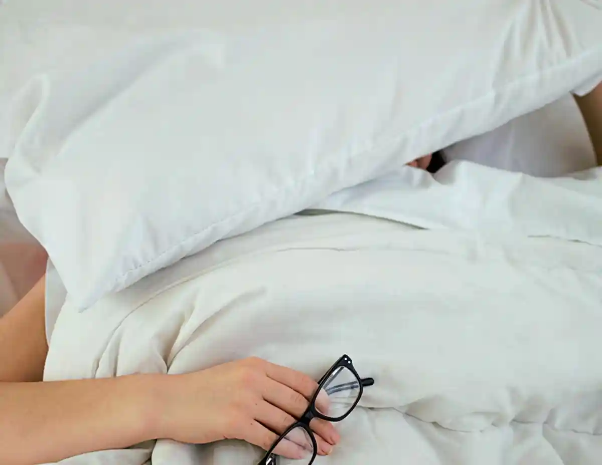 Если подушка подобрана неправильно, могут возникать проблемы не только со сном, но и с суставами. Фото: Isabella and Zsa Fischer/Unsplash.com 