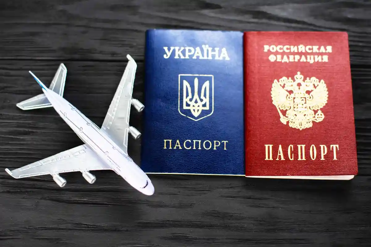 Украина вводит визовый режим для россиян. Фото: komokvm / Shutterstock.com