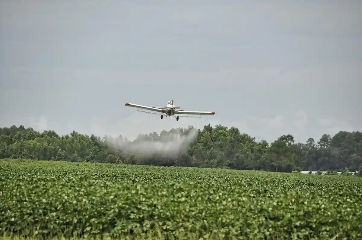 Пестициды во фруктах: опрыскивание поля пестицидами с самолета. Фото: Jan Amiss / Pixabay.com