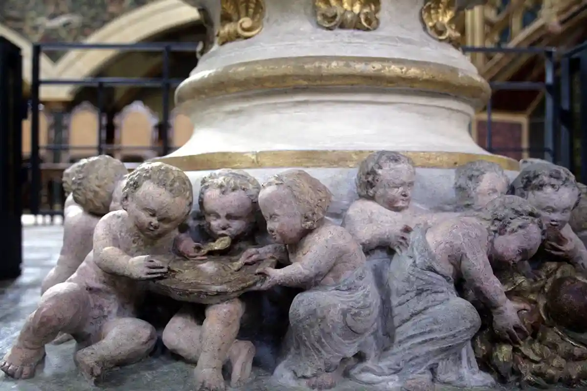 Младенцы у подножия чаши для крещения. Фото Wikipedia