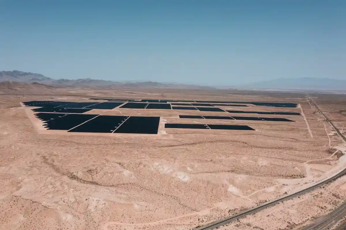 Солнечные батареи в пустыне. Фото: Kelly L / pexels.com