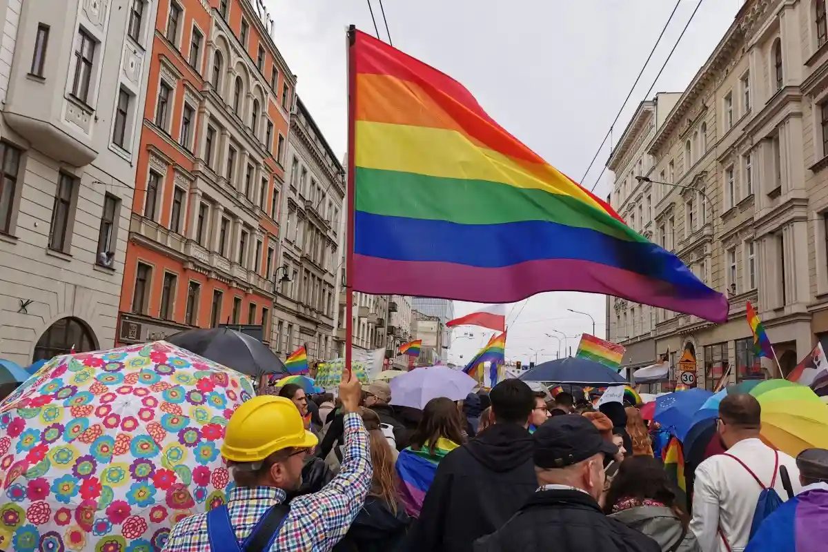 ЕК запретила Польше тратить фонды ЕС на "зоны, свободные от ЛГБТ". Фото: Lena Ivanova / Shutterstock.com