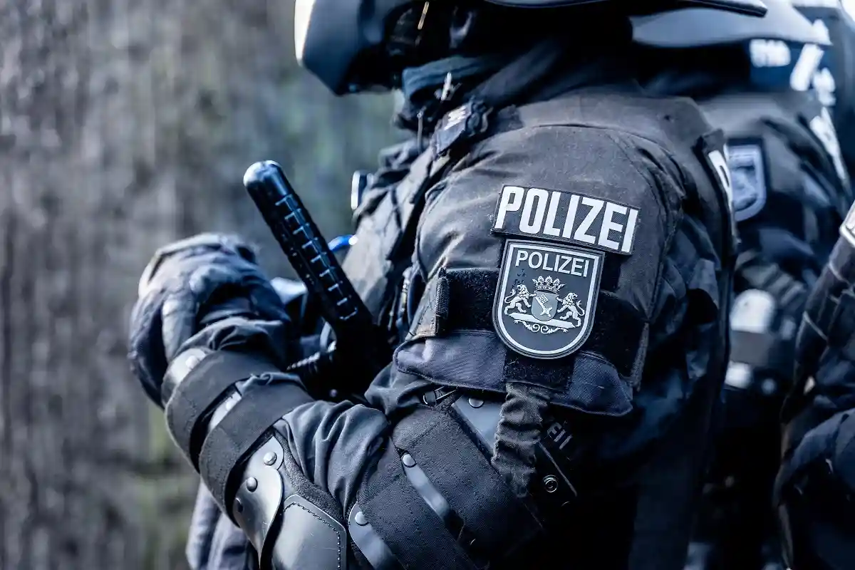 Полиция оправдывается за задержание в метро Берлина