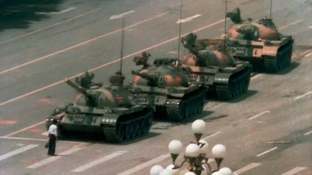 Полиция Гонконга запретила мемориальную церемонию посвященную событиям на площади Тяньаньмэнь. Фотография человека блокирующего танки стала символом памяти. Фото: @uchuyu / twitter.com