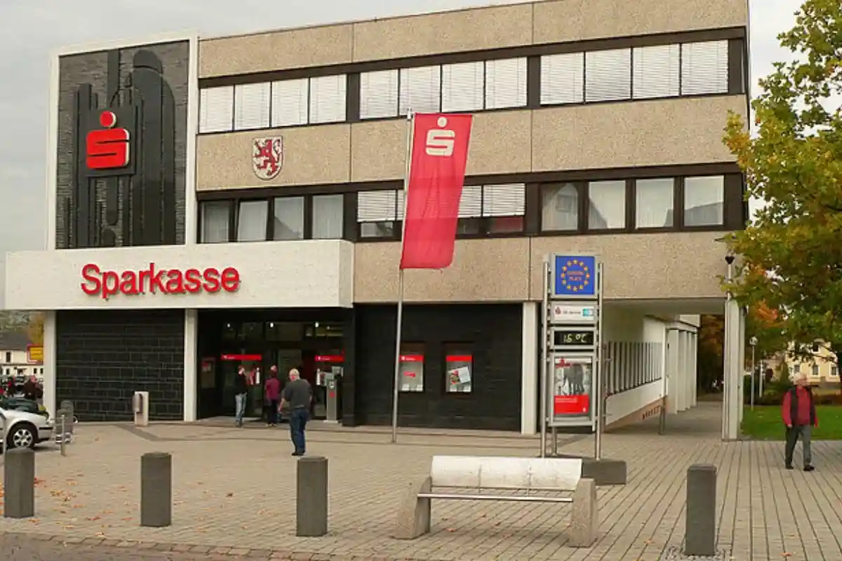 Открыть счет и получить банковскую карту в Германии можно в банке Sparkasse. Фото: AxelHH / wikimedia.org