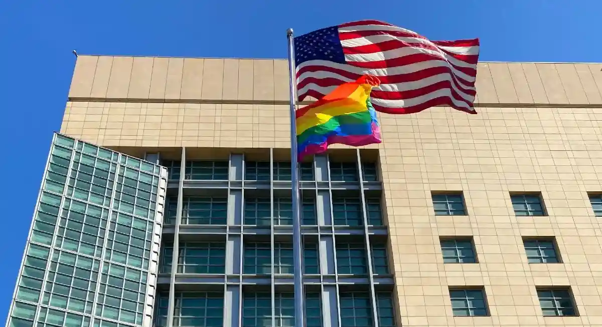 Посольство США в Москве вывесило флаг ЛГБТ