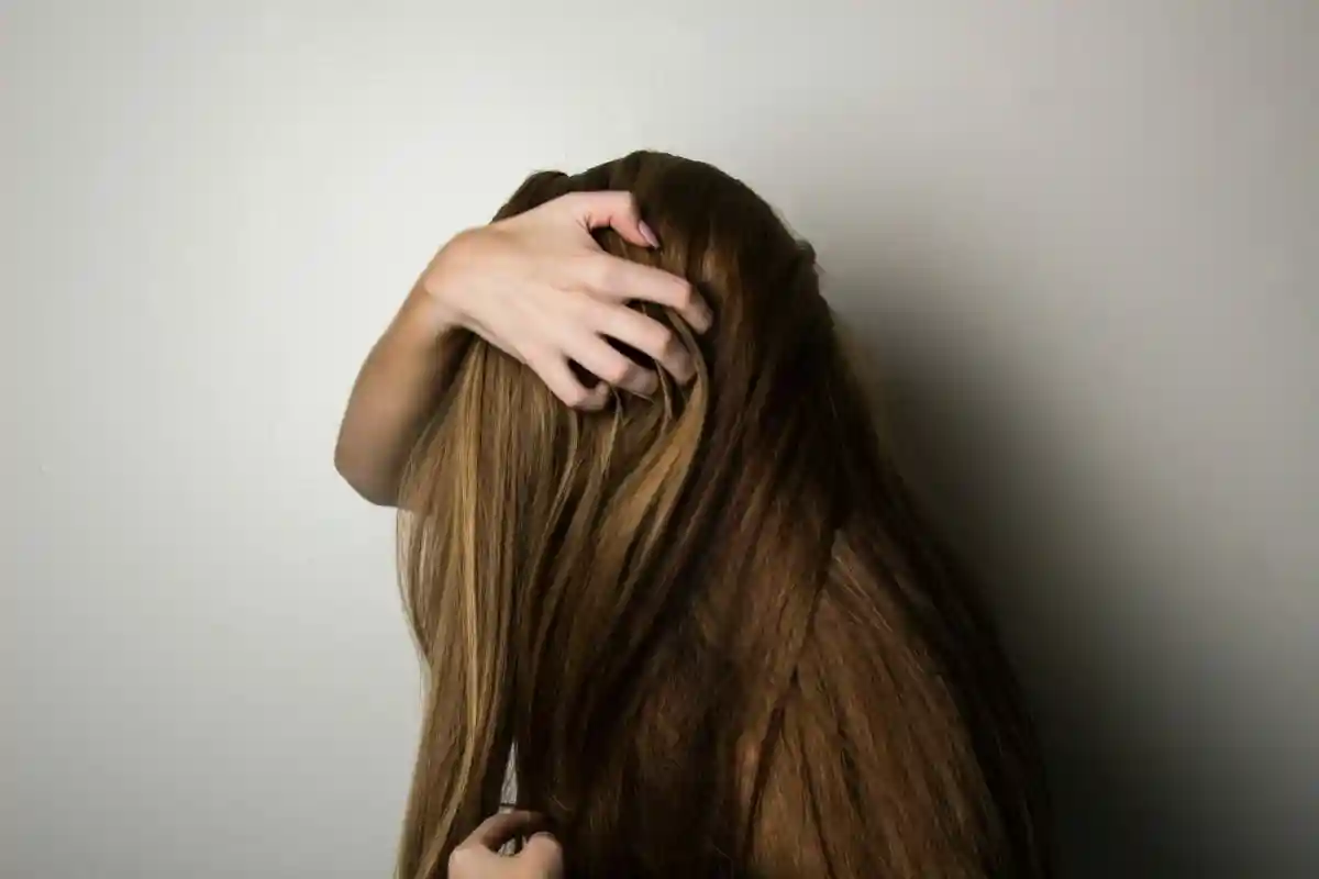 Потеря волос после коронавируса: таблетки от алопеции. Фото: Bennie Lukas Bester / Pexels.