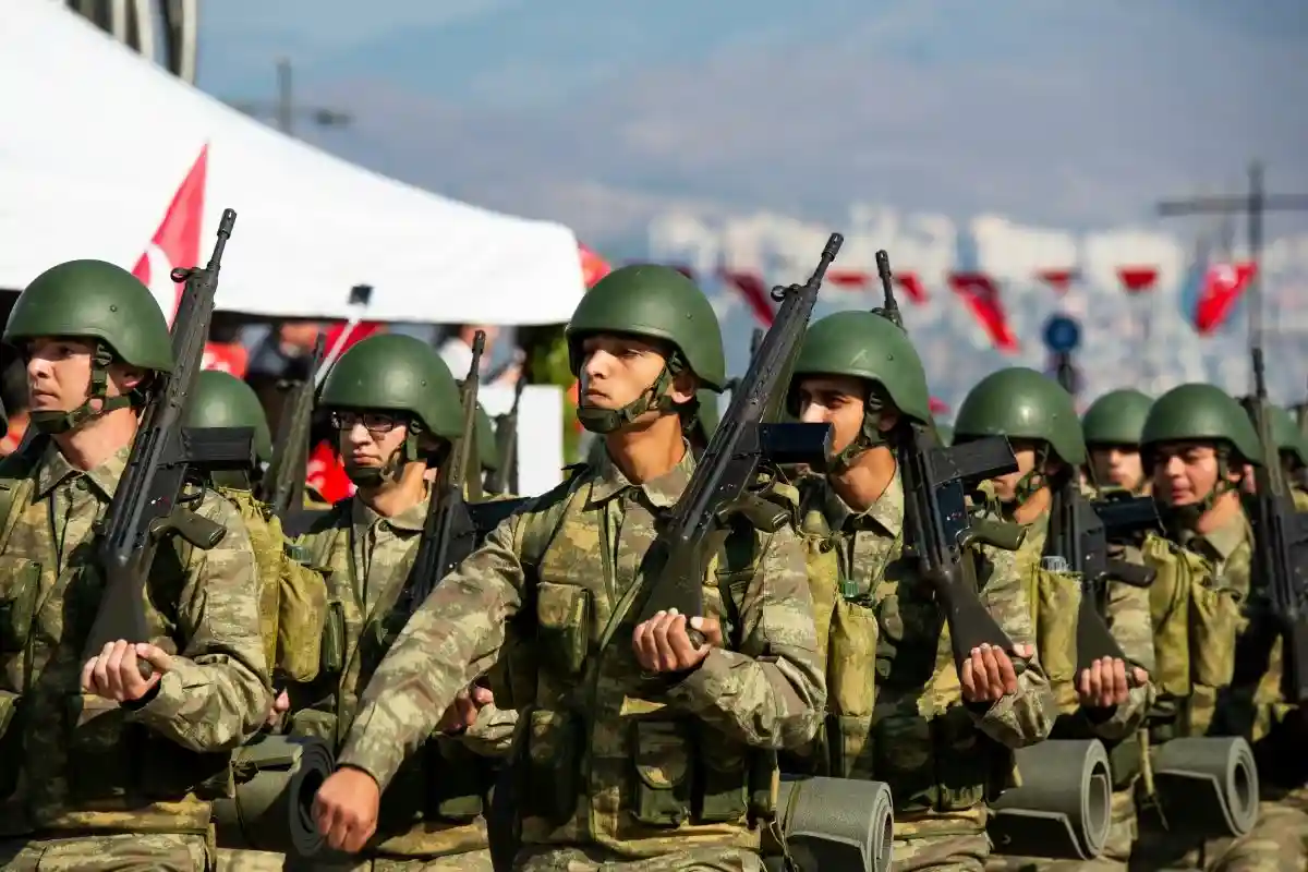 На прошлой неделе президент Турции Реджеп Тайип Эрдоган посетил крупные военные маневры в Измире. Фото: rda savasciogullari / shutterstock.com