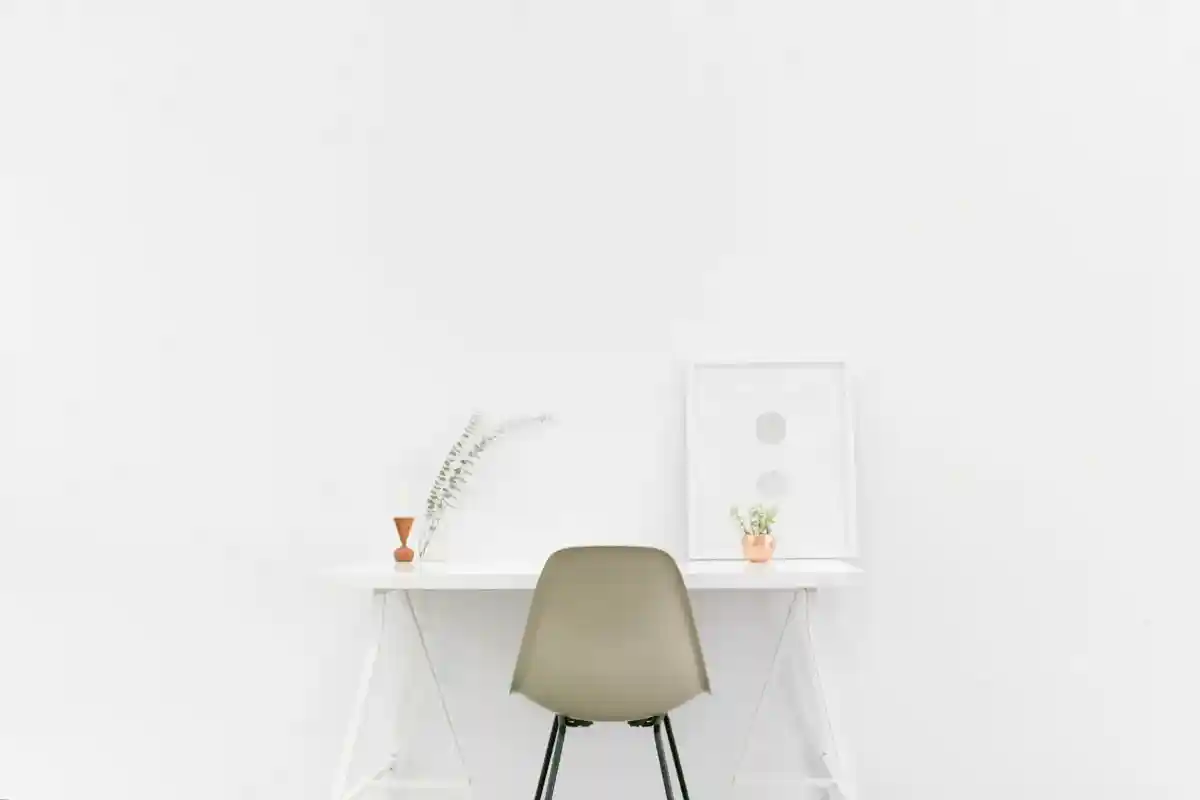 Боль и ломота при сидении за рабочим столом вызвана плохой осанкой и слишком долгим сидением. Фото: Pixabay / Pexels.