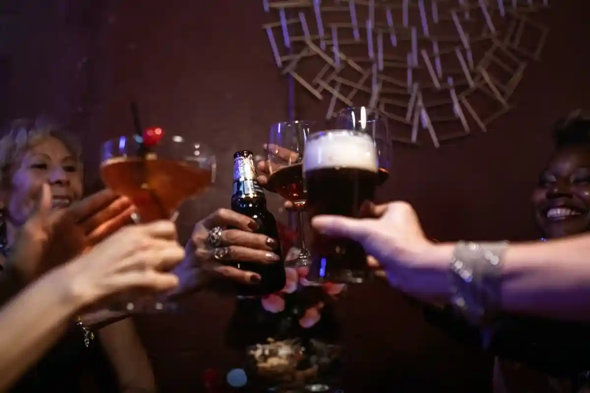 Вечеринки с алкоголем скоро будут обходиться очень дорого. Фото: RODNAE Productions / pexels.com