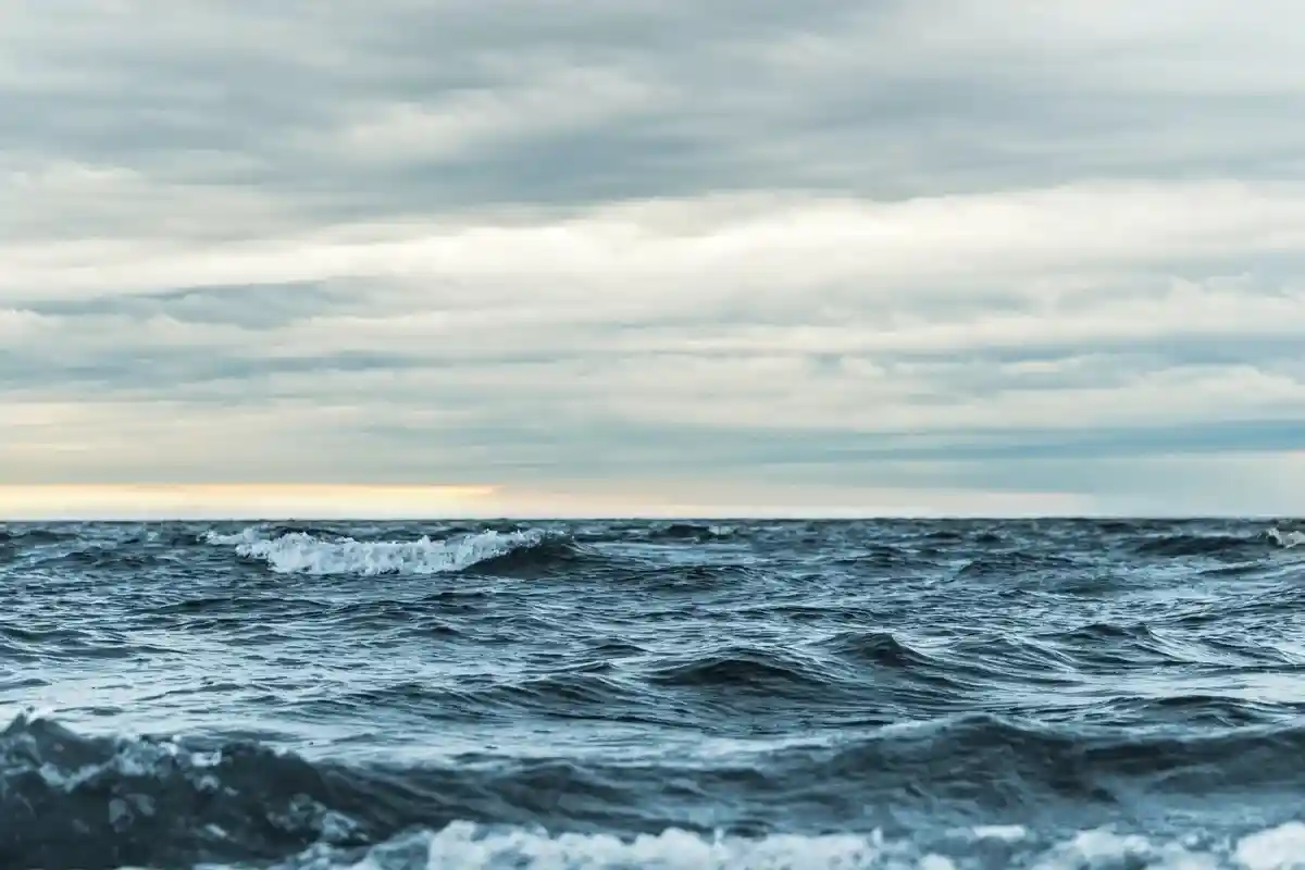 В Балтийском море обнаружили крупный разлив неизвестного вещества.
