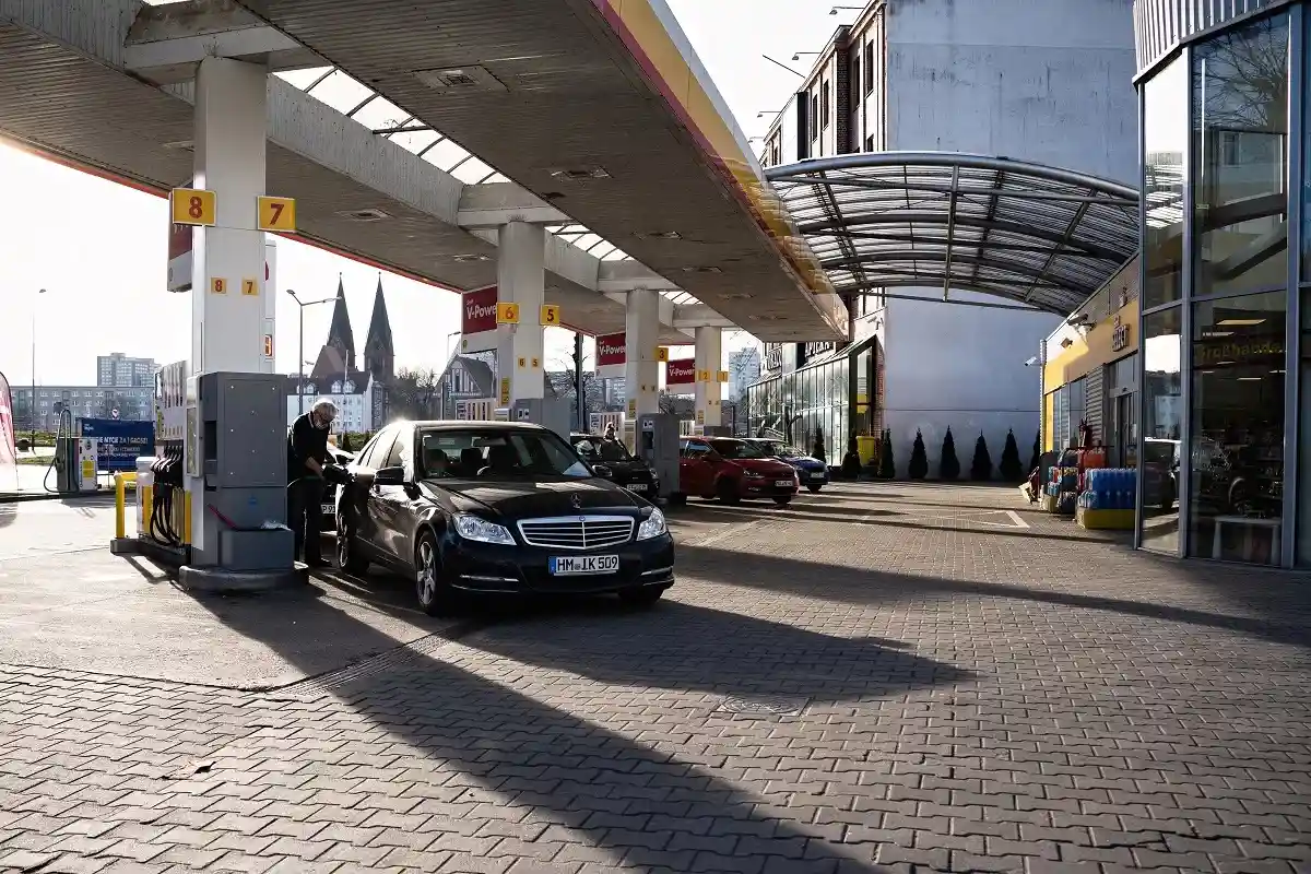 Людей волнует, почему после введения скидки на бензин, цены снова повысились. Фото: Aleksejs Bocoks / aussiedlerbote.de
