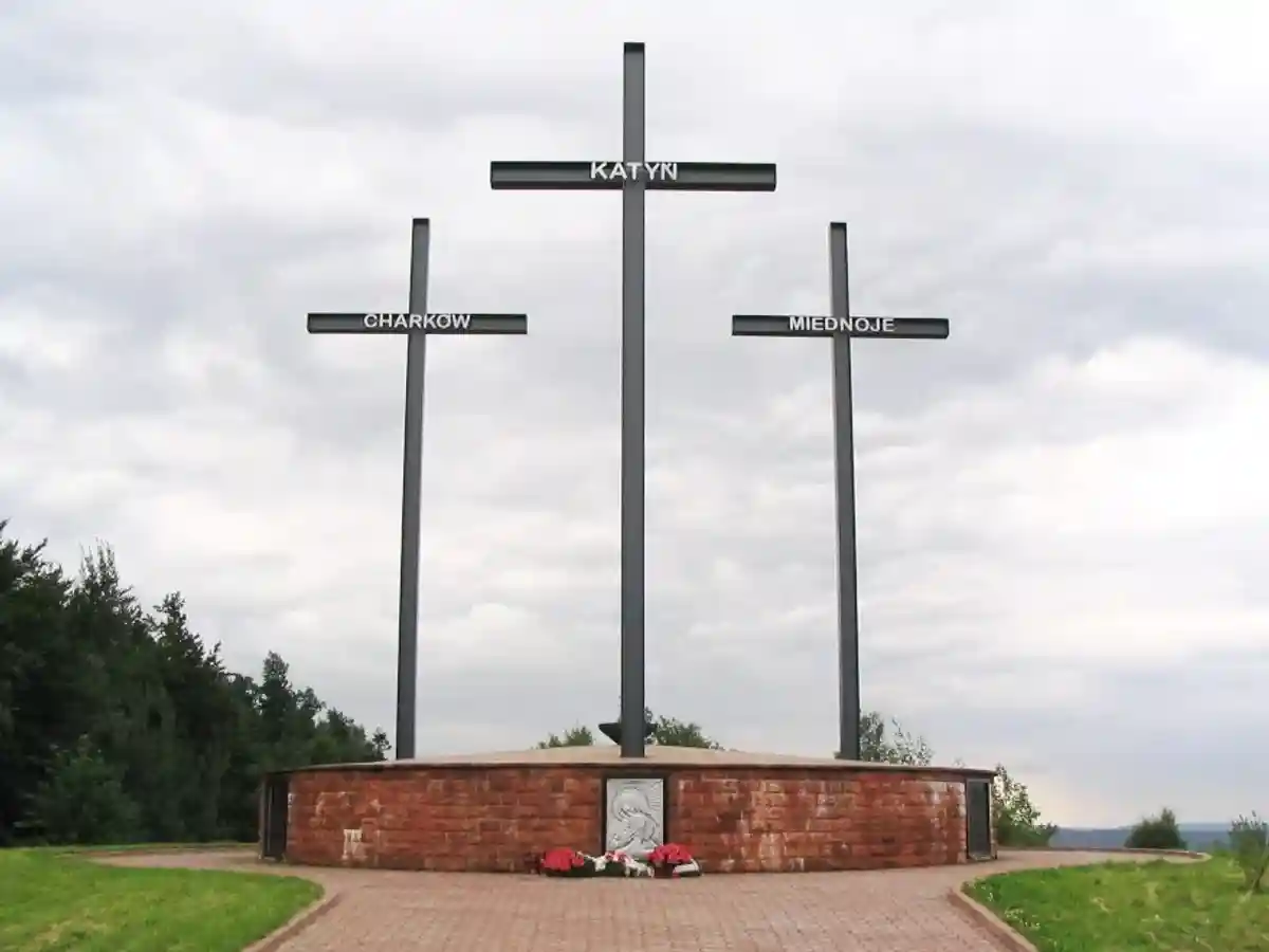 Снятие флага в Катыни дает понять, что Россия и Польша не друзья. Фото: Wikipedia.