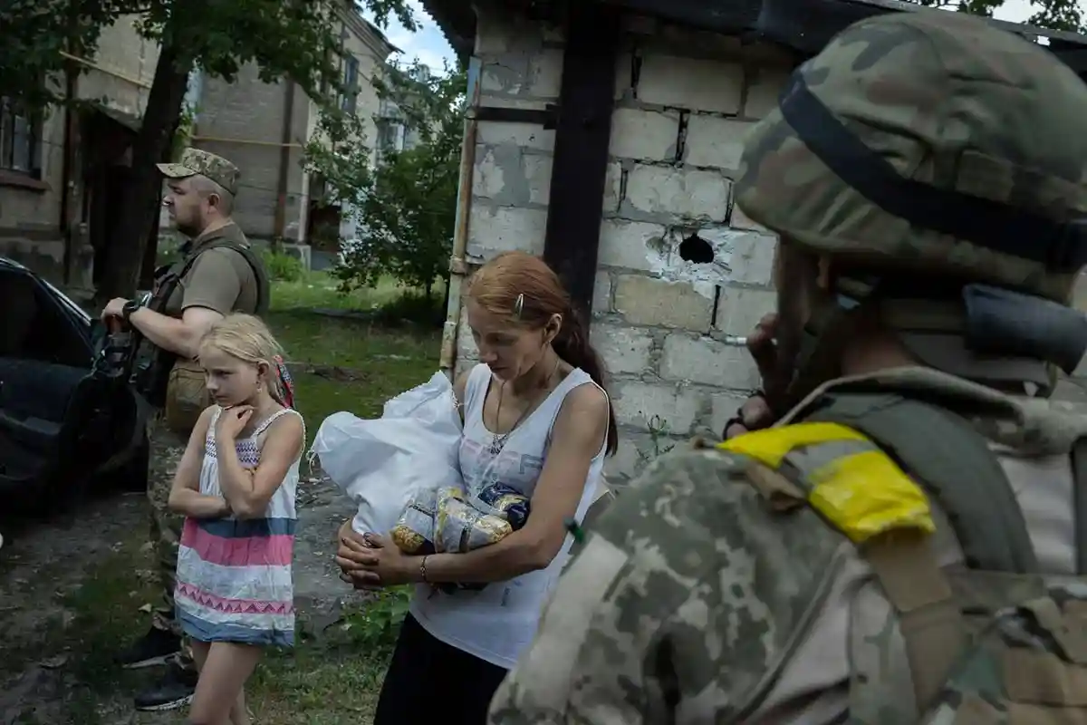 В четверг украинские солдаты и сотрудники полиции доставили макароны, масло и другие продукты питания нуждающимся жителям Лисичанска. Фото: Tyler Hicks