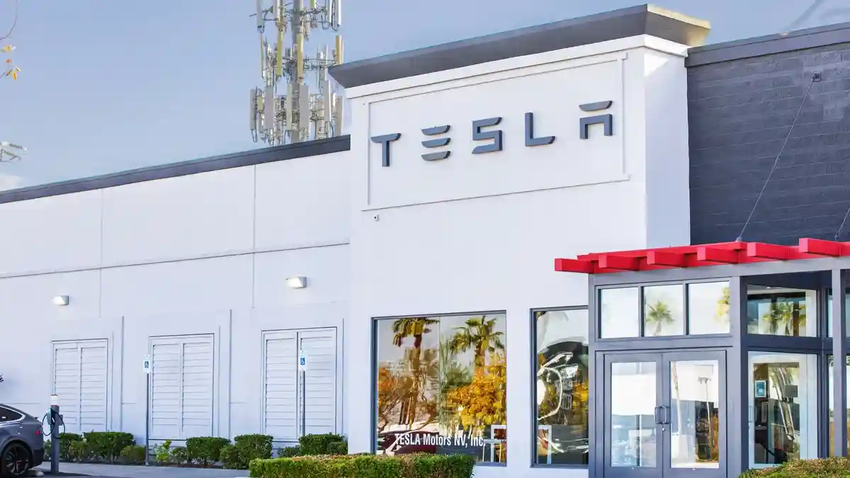 Сотрудники Tesla подали в суд на компанию