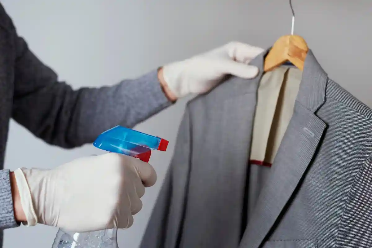 5 гениальных способов погладить одежду без утюга. Фото: nito / Shutterstock.com
