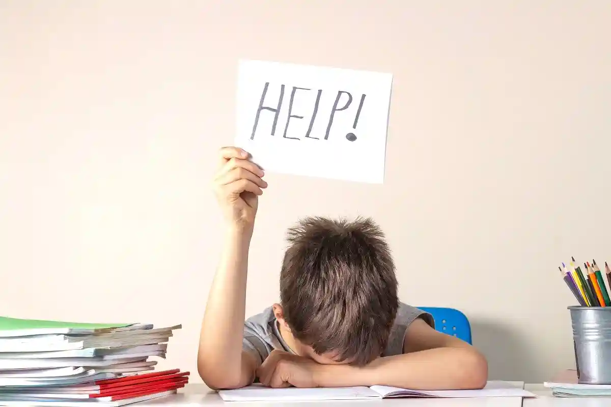 Ребенок или подросток узнает о причинах своих головных болей в ходе хорошей образовательной дискуссии. Фото: Veja / shutterstock.com