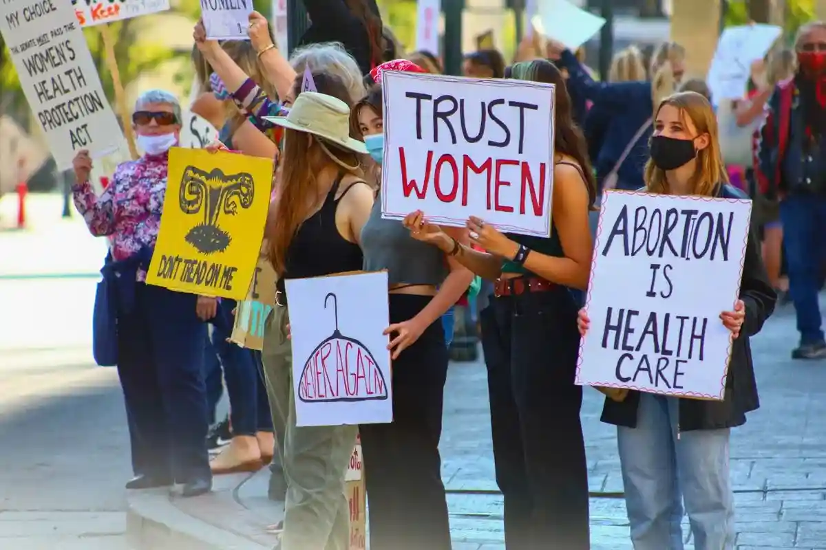Сторонники абортов готовы идти в суд, чтобы отстоять свои права. Фото: Manny Becerra / Unsplash.com