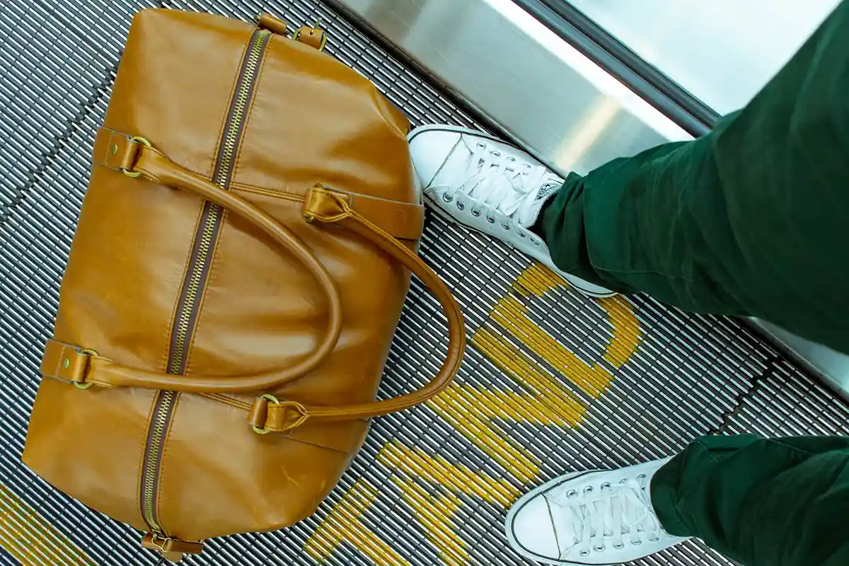 По опыту сотрудников аэропорта, большинство краж случаются из сумок с обычной молнией. White Field Photo / Unsplash.com
