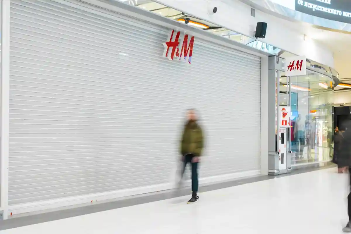 Убытки H&M из-за ухода из России и Украины