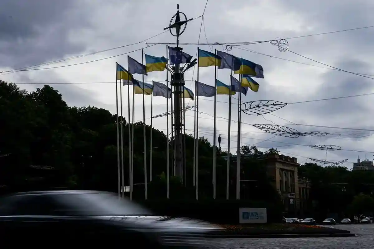 Украинские флаги рядом с флагами Евросоюза. Четверг, 23 июня 2022 года. Киев, Украина. Фото: Nariman El-Mofty