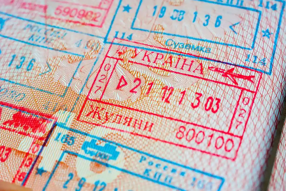 Украина вводит визовый режим для россиян. Фото: Anton Gvozdikov / Shutterstock.com