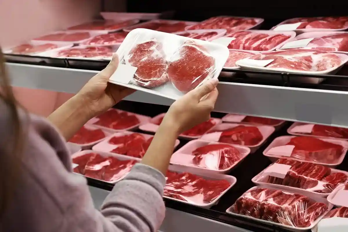 Если цены на мясо поднимут, то немцам придется платить за улучшение условий жизни животных на фермах. Фото: New Africa / Shutterstock.com