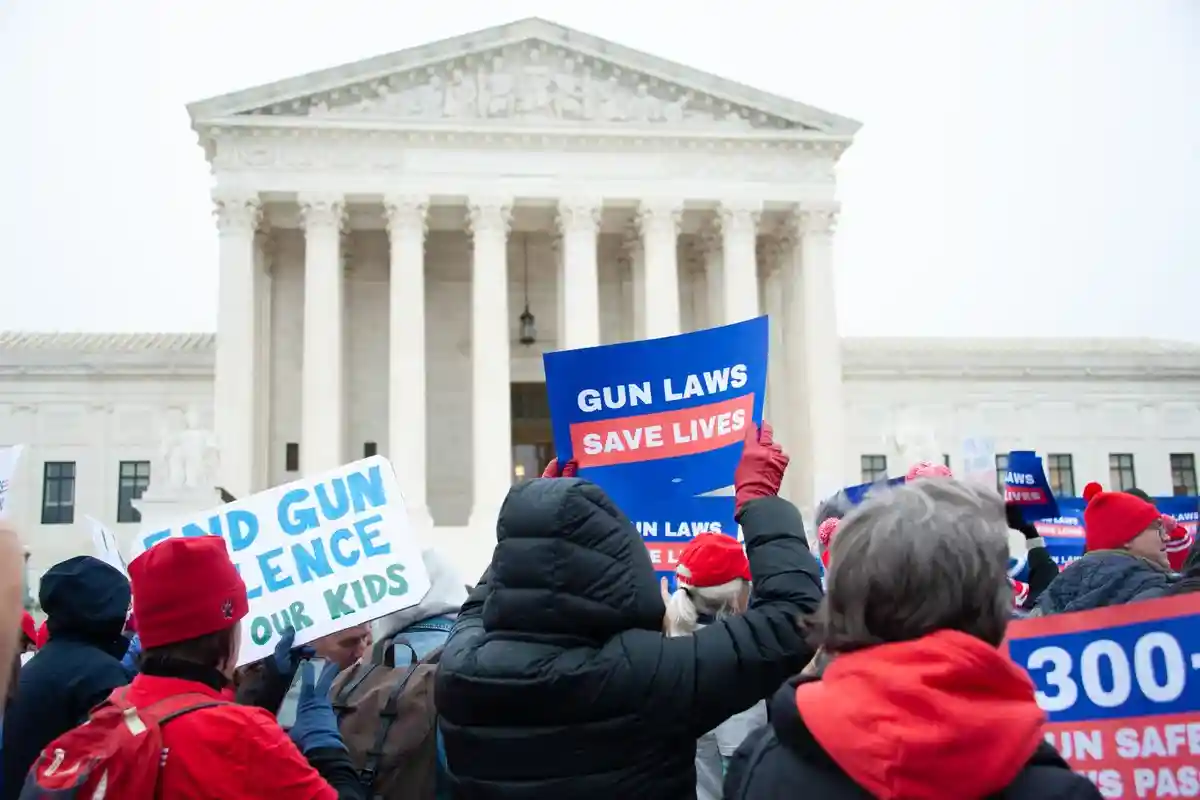 В США приняли закон о контроле над оружием — первый за 30 лет