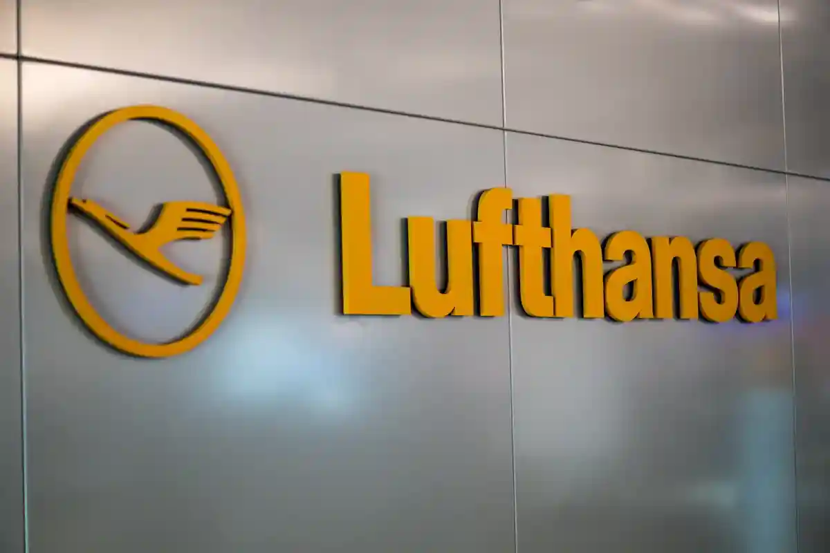 Профсоюз требует повысить зарплату сотрудникам авиакомпании Lufthansa. Фото: Uskarp / Shutterstock.com