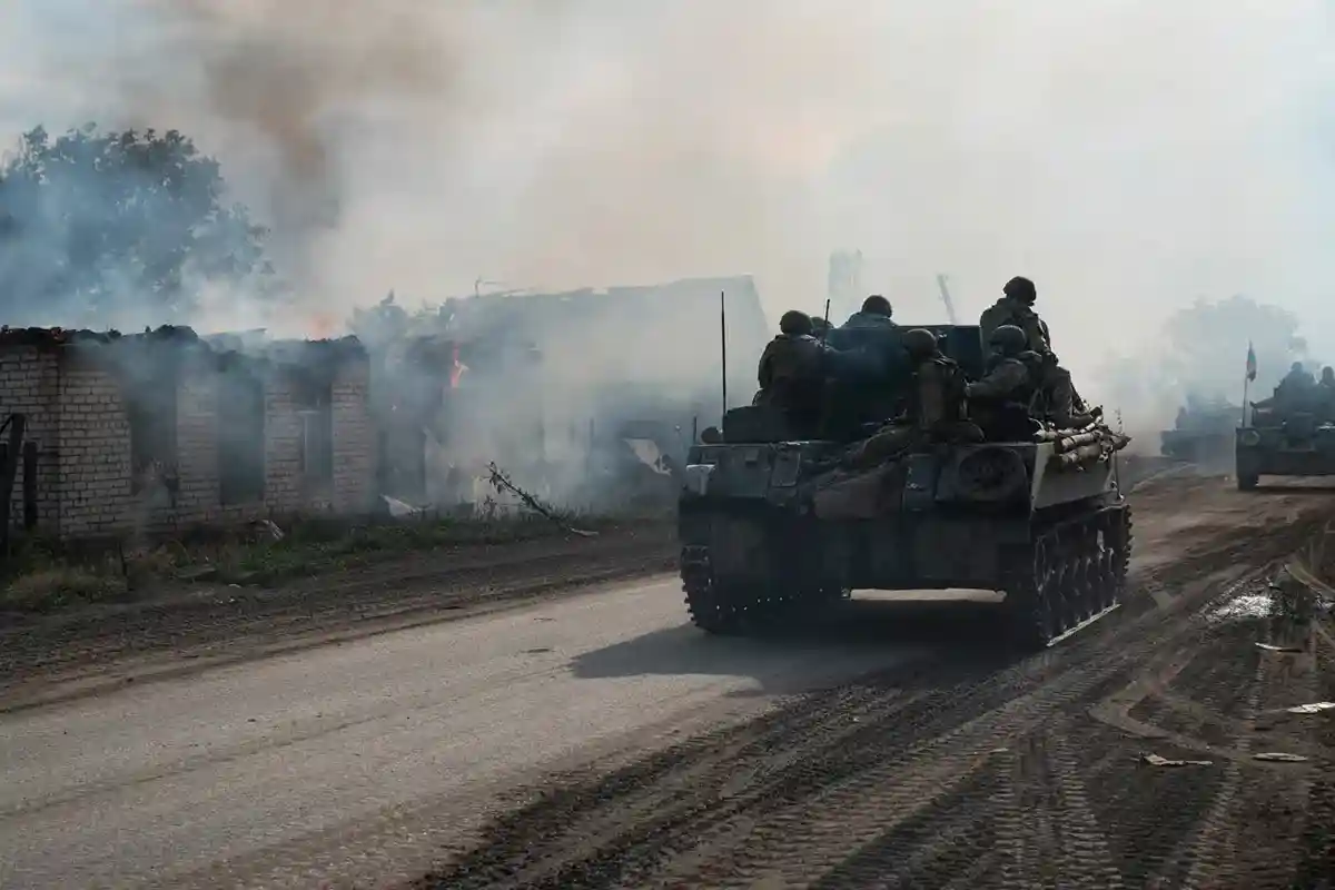 Военнослужащие ЛНР на танке в Попасной. Фото: Александр Река