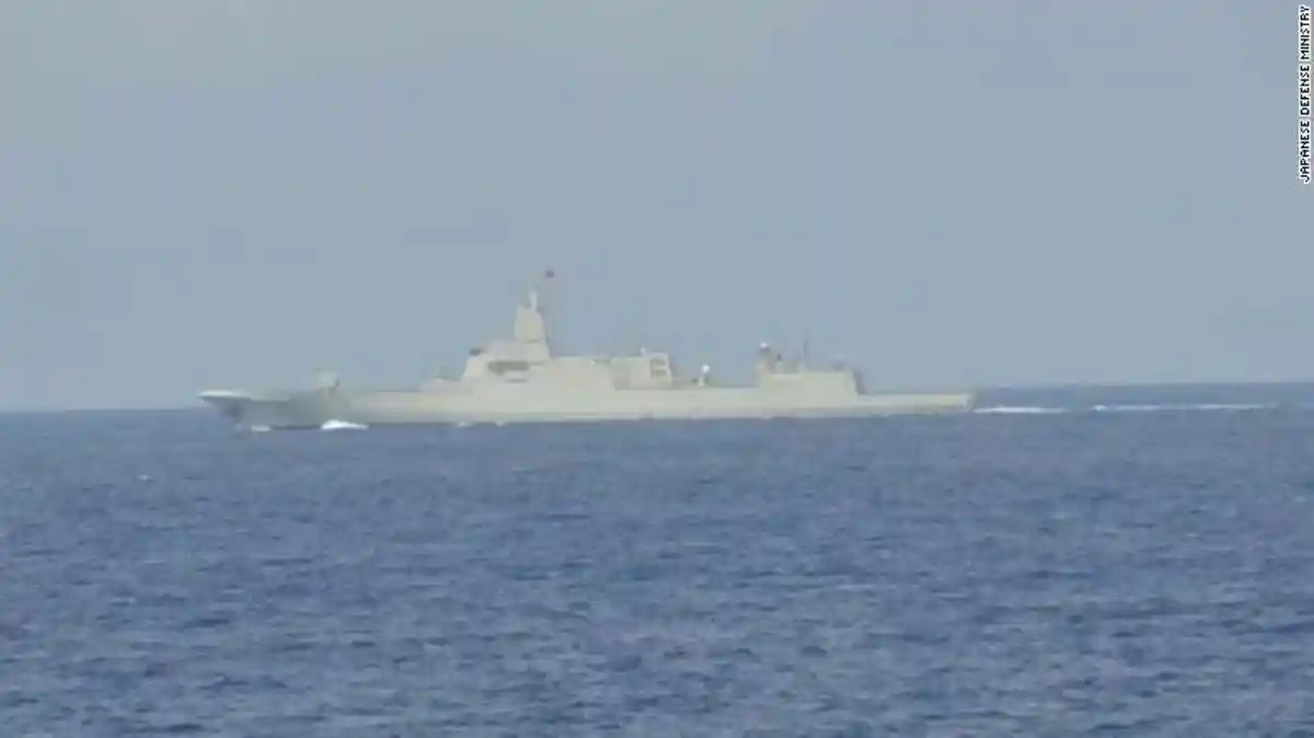 Восемь военных кораблей засекли в японских водах. Фото: Japanese Defense Ministry