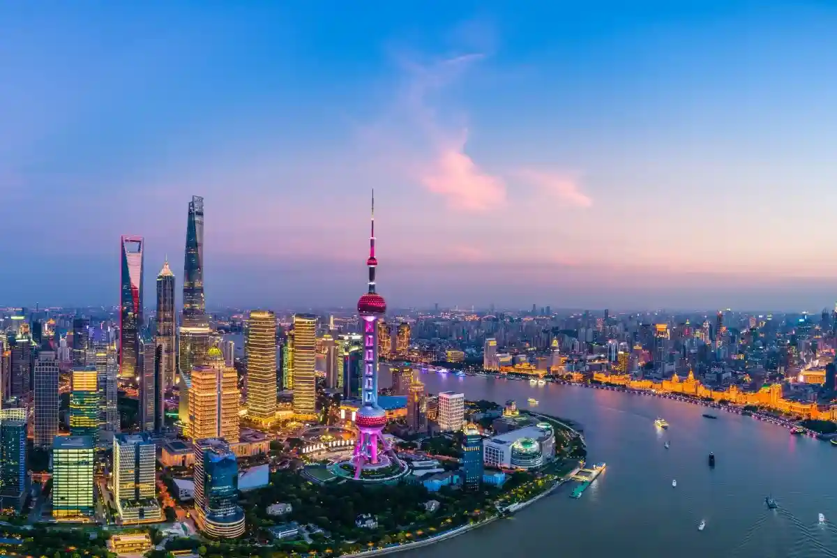 Шанхай — крупный промышленный центр Китая. Фото: ABCDstock / shutterstock.com