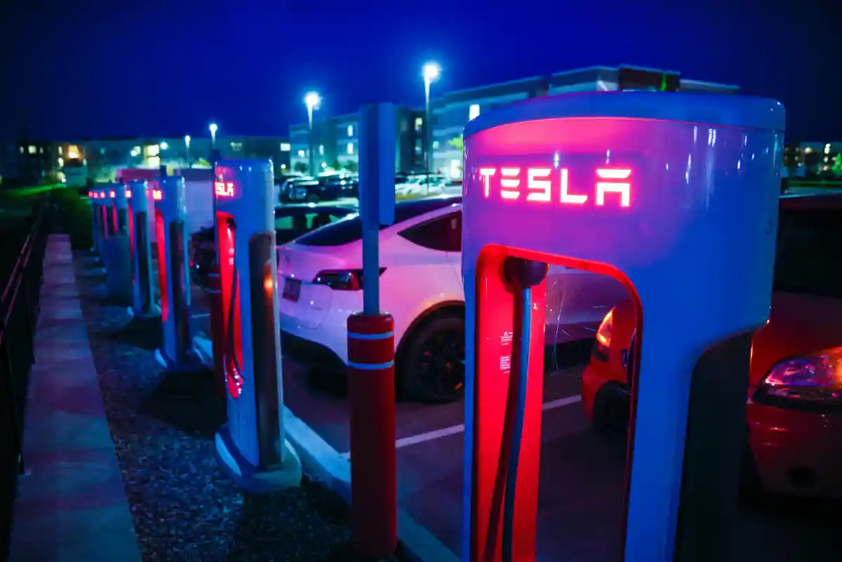Высокоскоростные зарядные станции Tesla Supercharger: Tesla открывает доступ к своим точкам всем электромобилям в Германии фото 1