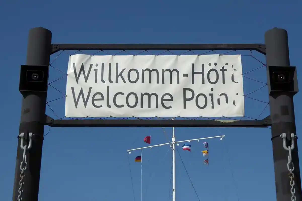 Корабельная система приветствия «Willkomm-Höft» (Welcome Point) в Веделе. Надпись вблизи. Фото: wikimedia.org