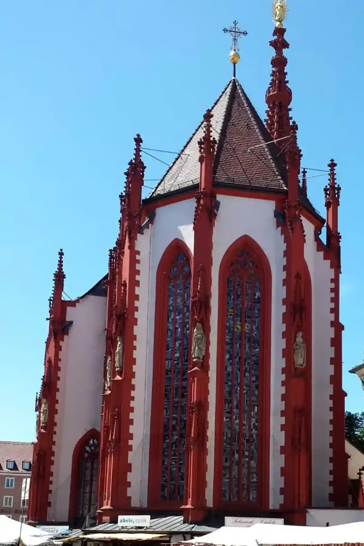 Здание выполнено в красно-белых тонах, особенно хороша высокая одиночная колокольня. Фото Wikimedia