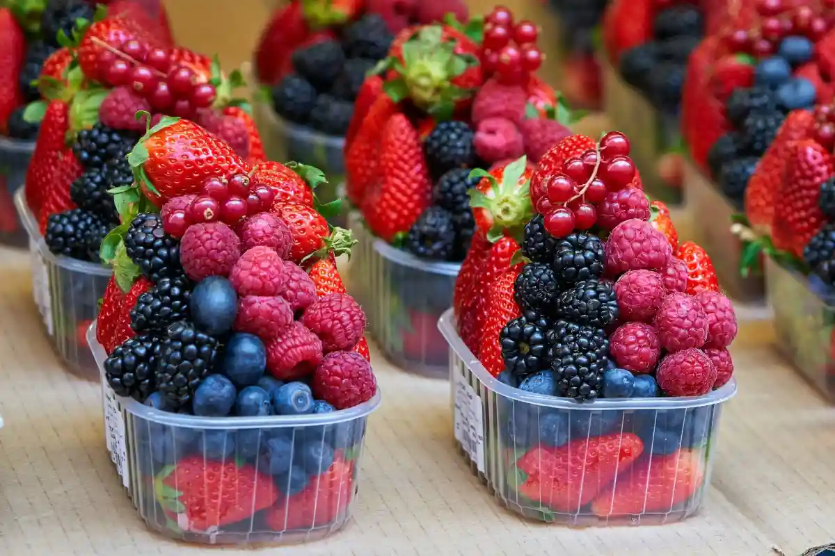 Если есть замороженные ягоды, предварительно не нагревая их, можно подхватить очень неприятные заболевания. Фото: Timo Volz/Unsplash.com