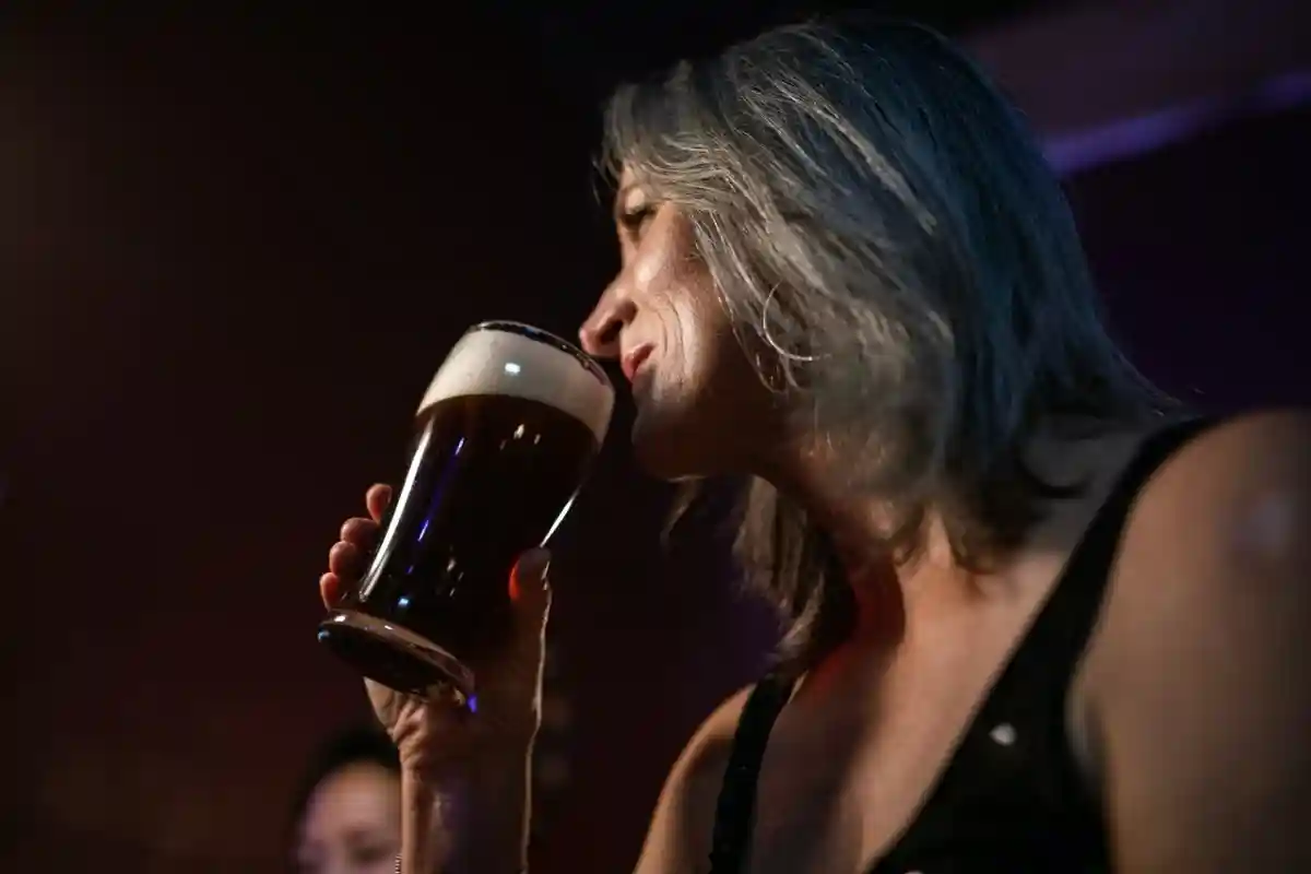 Пиво защищает от рака: ученые утверждают, что лучше пить пиво умеренно, чем не пить его вовсе. Фото: RODNAE / pexels.com