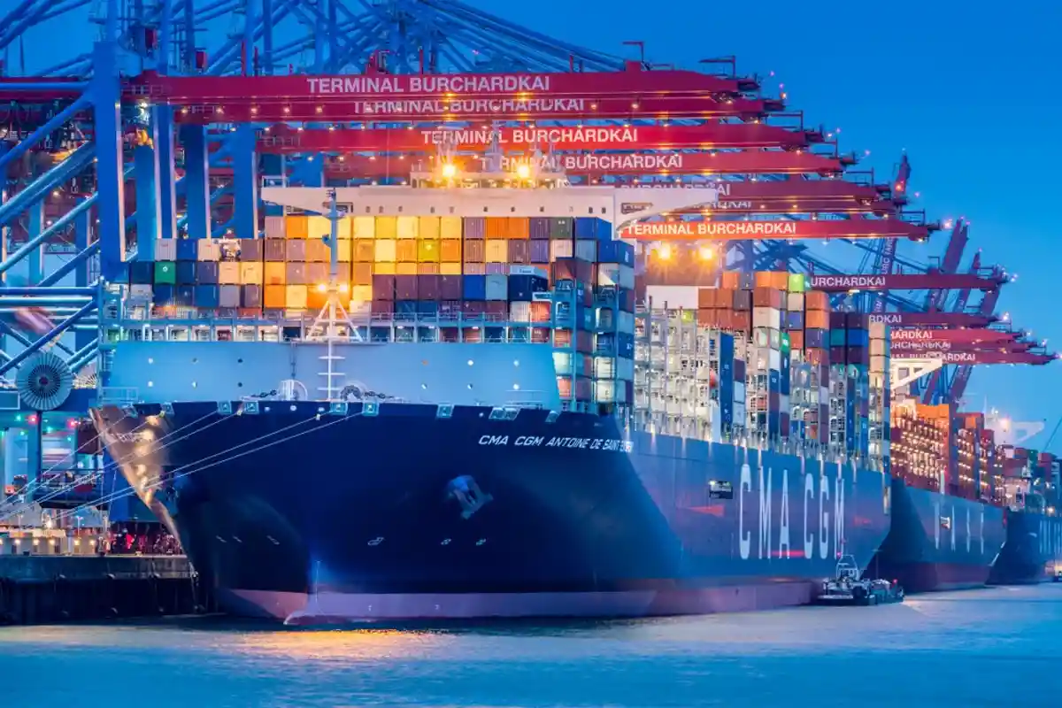 Затор в порту Гамбурга продолжается уже некоторое время. В результате импортные товары не перевозят во внутрренние районы Германии. Фото: foto-select / Shutterstock.com