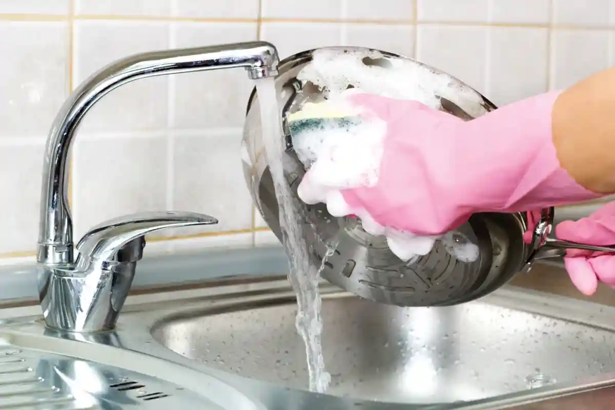 Пена для бритья поможет очистить подгоревшую сковородку. Фото: Shutterstock