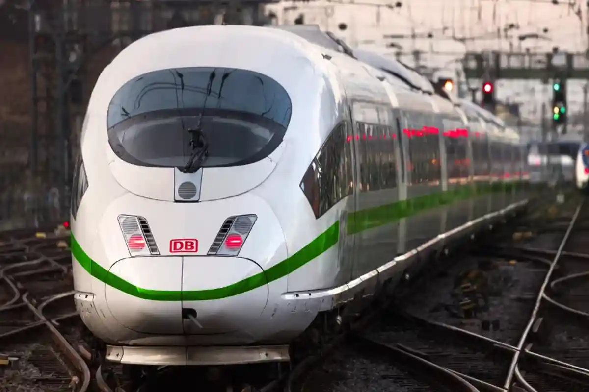 Скоростные ICE-поезда на на 100-процентном «зеленом» электричестве. Фото: Tobias Arhelger / Shutterstock