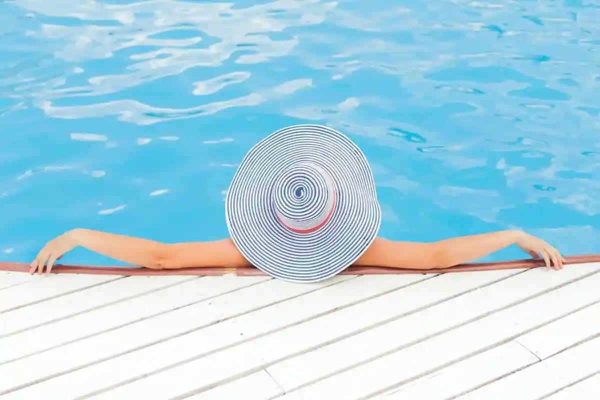 28 женщин протестовали топлес в открытом бассейне Бремена